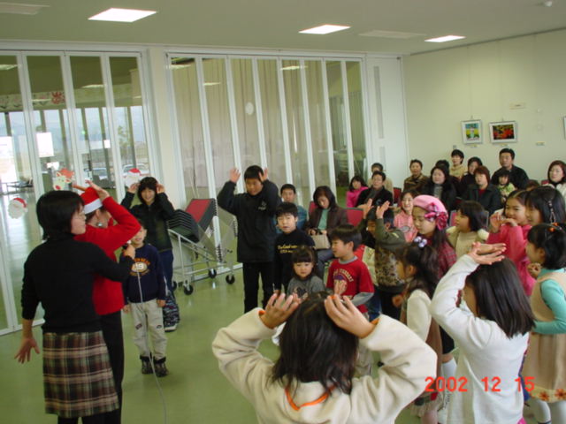 Merry Christmas Game。 Reindeerのポーズの練習をしましょう。