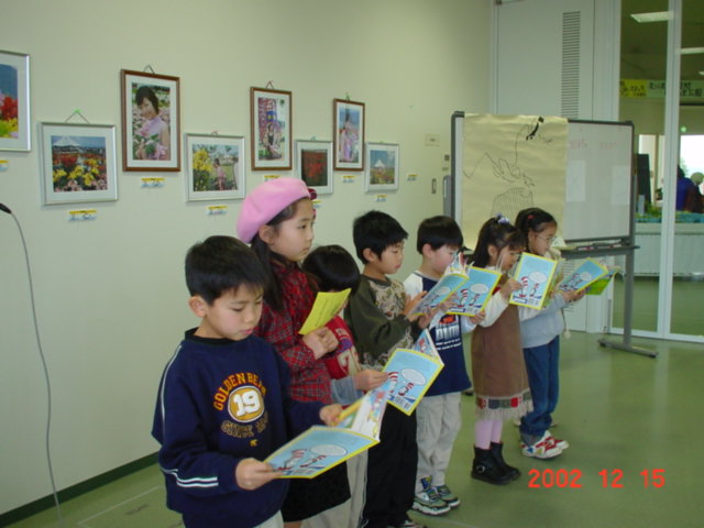 In a People Houseをチャンツで歌っています。みんな真剣？！