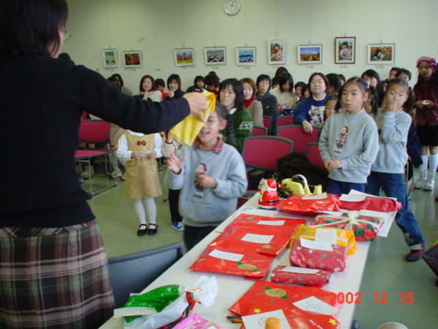 お楽しみのプレゼント交換です。何があたったかな？