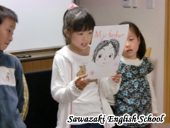 クラス発表２０１０：お父さんについて発表中です