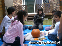みんなでカボチャのデザインを考えます
