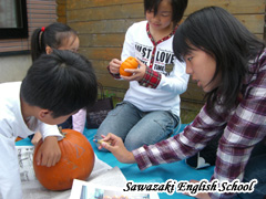 クレヨンでカボチャに顔の下書きです