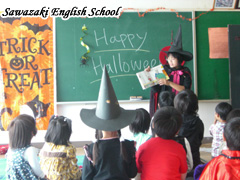 最初に絵本を読んだりゲームをしたり。