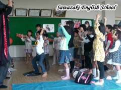 元気にゲームを楽しむ生徒達