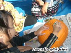 顔をクレヨンで直接書いてみます。