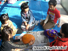 デザインをどうしよう、と話し合う生徒達