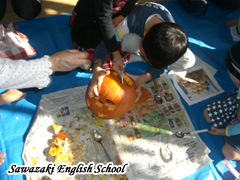 もう一分張り！カボチャの中身をくりぬいています。