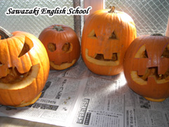 ジャコランタン、一列に並んだ存在感はなかなかのもの。