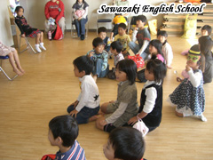 みんなで競争、どのチームがミイラを早く作れるかな？