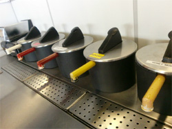 ファストフード店にはたいていケチャップサーバーが