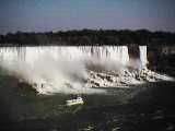 壮大なナイアガラ滝。写真はアメリカ滝です。