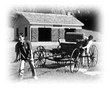 資料館の馬車を自分で引っ張る大馬鹿者の私です・・・