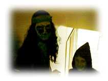 ハロウィンで家にきた子供たちです。結構不気味に仮装してました。