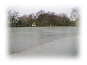 川が凍っているのがわかりますか