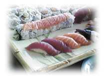 手前は普通の握りですが、奥から「スパイシー巻」「ドラゴン巻」です。おもしろいでしょ？